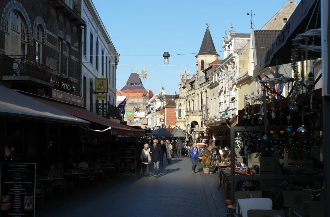 Grotestraat met de Geulpoort in het centrum van Valkenburg
