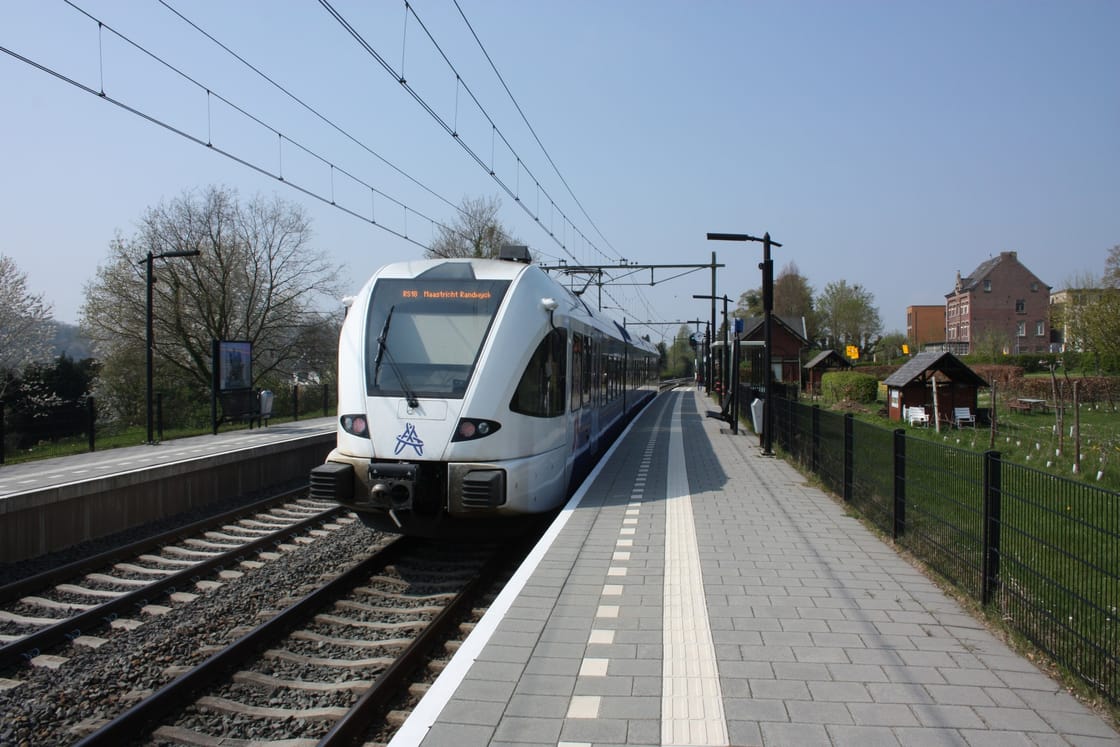 Arriva-trein aan het perron van station Houthem–St. Gerlach